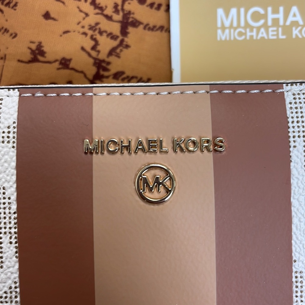 Brand New Michael Kors Large Travel Continental White/Lugg Center Stripe Wallet - Picture 4 of 15